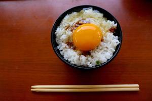 tamago kake gohan ou ovo cru no arroz. comida tradicional do japão, comer no café da manhã foto