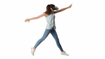 mulher muito bonita animada no fone de ouvido vr olhando para cima e tentando tocar objetos na realidade virtual foto