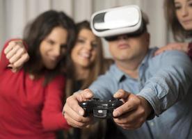 amigos jogando videogame usando óculos de realidade virtual foto