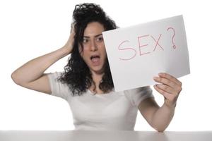 mulher segurando sinal de sexo foto