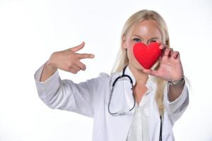 mãos de cardio cirurgião cardíaco segurando a forma de coração vermelho sobre fundo branco foto