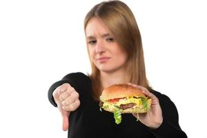 retrato de uma linda jovem engraçada comendo hambúrguer foto