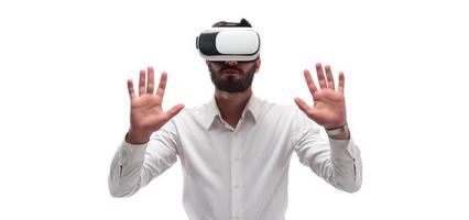 homem experimentando realidade virtual usando óculos de realidade virtual foto