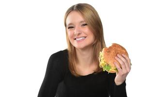 retrato de uma linda jovem engraçada comendo hambúrguer. foto
