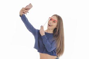 adolescente engraçada de beleza fazendo selfie com seu celular foto