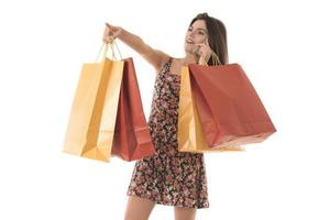 jovem mulher bonita moderna segurando um monte de sacolas de compras foto