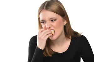 retrato de uma linda jovem engraçada comendo hambúrguer. foto