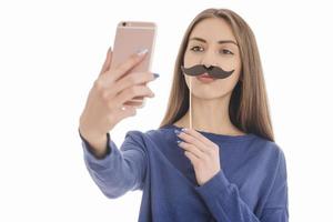 adolescente engraçada de beleza fazendo selfie com seu celular foto