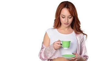 linda mulher bebendo chá, bebendo café, retrato de estúdio foto