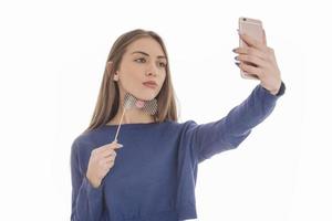 adolescente engraçada de beleza fazendo selfie com seu celular foto