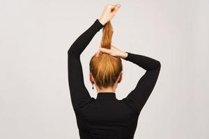 retrato de vista traseira de jovem amarrado o cabelo foto