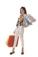 jovem mulher bonita moderna com um monte de sacolas de compras foto