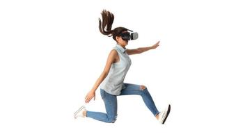 mulher muito bonita animada no fone de ouvido vr olhando para cima e tentando tocar objetos na realidade virtual foto