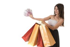 jovem mulher bonita moderna com um monte de sacolas de compras foto