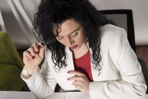 mulher de negócios feliz tentando trabalhar em seu escritório foto