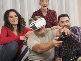 amigos jogando videogame usando óculos de realidade virtual foto