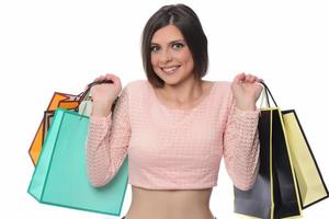 compras, venda, presentes, conceito - mulher sorridente com sacolas coloridas foto