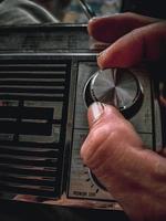 close-up de uma mão segurando um rádio foto