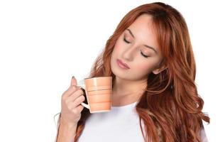 linda mulher bebendo chá, bebendo café, retrato de estúdio foto