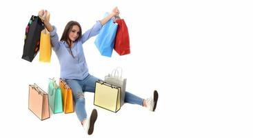 conceito de compras. bela morena sorridente com sacolas de compras posando em fundo branco foto