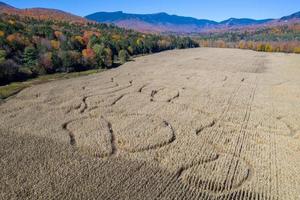 vista aérea de um labirinto de milho em stowe, vermont, durante o pico da folhagem de outono. foto