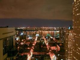 o horizonte de midtown manhattan à noite na cidade de nova york. foto