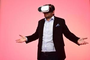 homem árabe experimentando realidade virtual usando óculos de realidade virtual foto