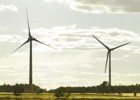 turbinas eólicas em dia ensolarado foto