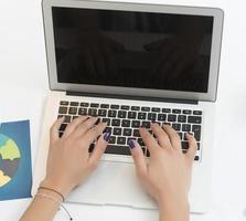 mãos digitando em um laptop em uma mesa de escritório. conceito de negócios foto