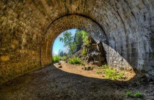 o túnel abandonado da ferrovia circum-baikal foto