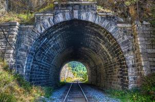 o túnel ferroviário circum-baikal foto