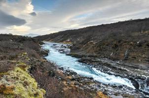 cachoeira hraunfossar, noroeste da islândia foto