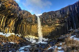 água svartifoss no início do inverno foto