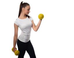 mulher determinada perdendo peso e exercitando com halteres foto