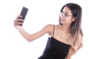 mulher asiática fazendo selfie com seu telefone celular foto