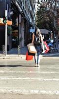 mulher bonita andando na rua com sacolas de compras. modelo feminino na moda na cidade segurando sacolas de compras. foto