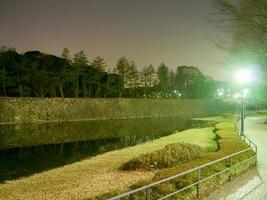 tóquio, fosso externo do palácio imperial do japão à noite. foto