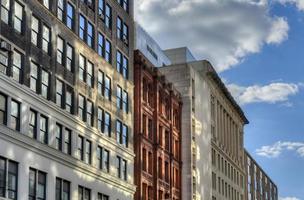 antiga fachada de edifícios no centro de brooklyn, nova york. foto