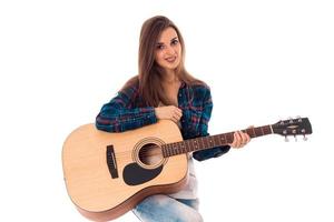 menina com guitarra nas mãos foto
