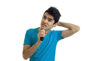 retrato horizontal de um jovem encantador em uma camiseta que faz a barba foto