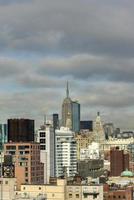 vista do horizonte da cidade de nova york em midtown manhattan em um dia ensolarado foto