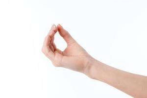 mão feminina estendida para a frente com cerrado em um círculo, seus dedos são isolados no fundo branco foto