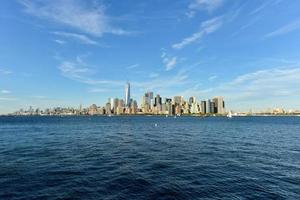 vista do horizonte da cidade de nova york em um dia de verão. foto