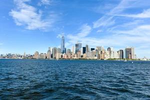 vista do horizonte da cidade de nova york em um dia de verão. foto