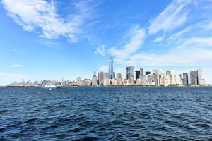 vista do horizonte da cidade de nova york em um dia de verão. foto