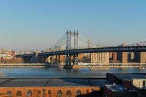 a ponte de manhattan vista da ponte de brooklyn. foto