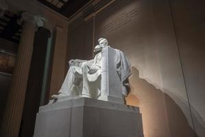 monumento de lincoln em washington dc à noite. foto