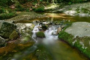 cachoeiras ao longo de uma trilha de caminhada no vale de shenandoah e montanhas azuis do parque nacional de shenandoah, virgínia foto