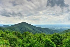 vista do vale de shenandoah e montanhas azuis do parque nacional de shenandoah, virgínia foto