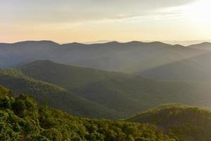 vista do vale de shenandoah e montanhas azuis do parque nacional de shenandoah, virgínia foto